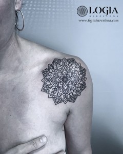 tatuaje-hombro-mandala-Logia-Barcelona-Dasly   